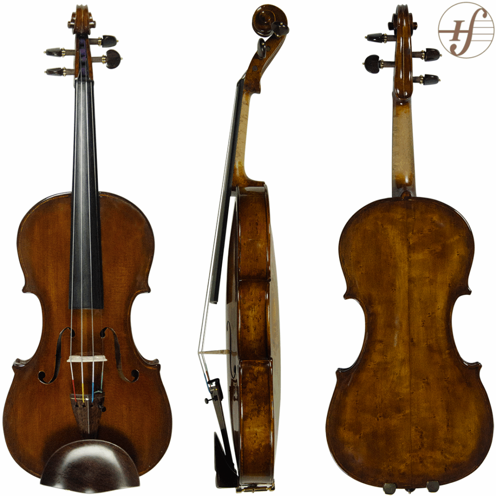 Violino antigo de origem e ano desconhecidos. Pelo formato do corpo e algumas características da fabricação, estima-se ter mais de 50 anos e que provavelmente tenha sido fabricado nos EUA.