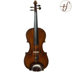 Violino antigo de origem e ano desconhecidos. Pelo formato do corpo e algumas características da fabricação, estima-se ter mais de 50 anos e que provavelmente tenha sido fabricado nos EUA.