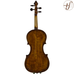 Violino antigo de origem e ano desconhecidos. Pelo formato do corpo e algumas características da fabricação, estima-se ter mais de 50 anos e que provavelmente tenha sido fabricado nos EUA.