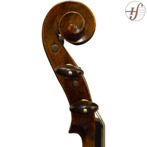 Violino antigo de origem e ano desconhecidos. Pelo formato do corpo e algumas características da fabricação, estima-se ter mais de 50 anos e que provavelmente tenha sido fabricado nos EUA.