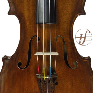 Violino antigo de origem e ano desconhecidos. Pelo formato do corpo e algumas características da fabricação, estima-se ter mais de 50 anos e que provavelmente tenha sido fabricado nos EUA.