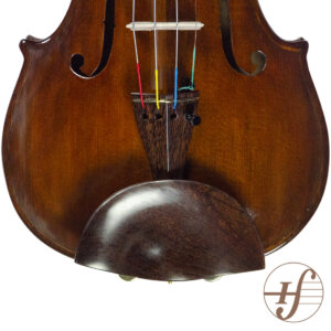 Violino antigo de origem e ano desconhecidos. Pelo formato do corpo e algumas características da fabricação, estima-se ter mais de 50 anos e que provavelmente tenha sido fabricado nos EUA.