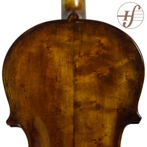 Violino antigo de origem e ano desconhecidos. Pelo formato do corpo e algumas características da fabricação, estima-se ter mais de 50 anos e que provavelmente tenha sido fabricado nos EUA.
