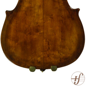 Violino antigo de origem e ano desconhecidos. Pelo formato do corpo e algumas características da fabricação, estima-se ter mais de 50 anos e que provavelmente tenha sido fabricado nos EUA.